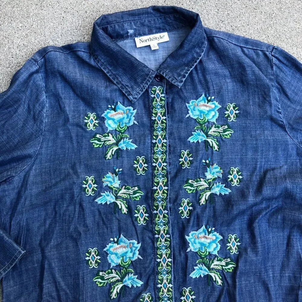Vintage NORTH STYLE Denim Shirt Women's SMALL Embroidered Floral Button Up Top‌‌